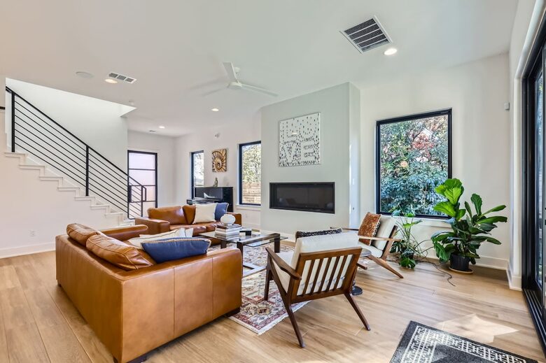 Ivory Farmhouse: Modern Comfort in Historic Georgetown - Georgetown, Texas