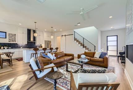 Ivory Farmhouse: Modern Comfort in Historic Georgetown - Georgetown, Texas