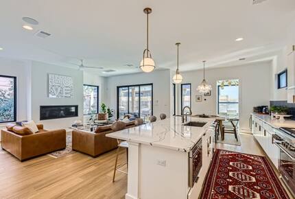 Ivory Farmhouse: Modern Comfort in Historic Georgetown - Georgetown, Texas