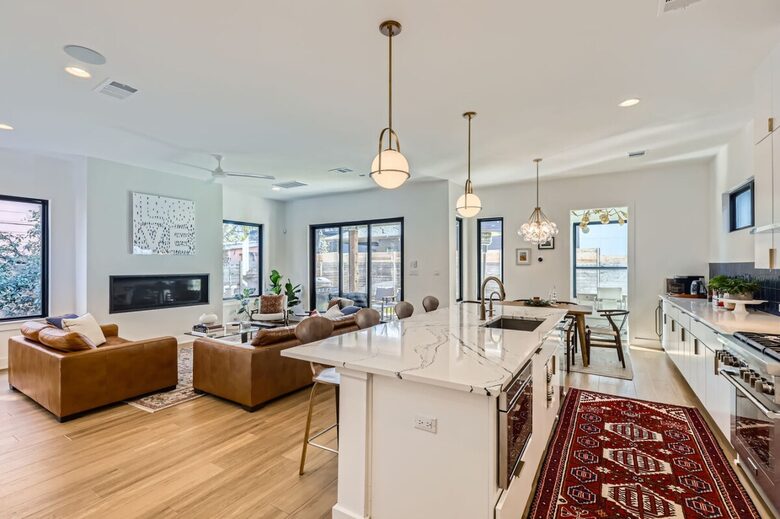 Ivory Farmhouse: Modern Comfort in Historic Georgetown - Georgetown, Texas