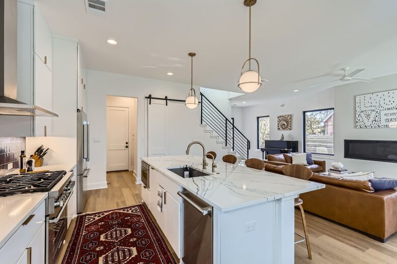 Ivory Farmhouse: Modern Comfort in Historic Georgetown - Georgetown, Texas