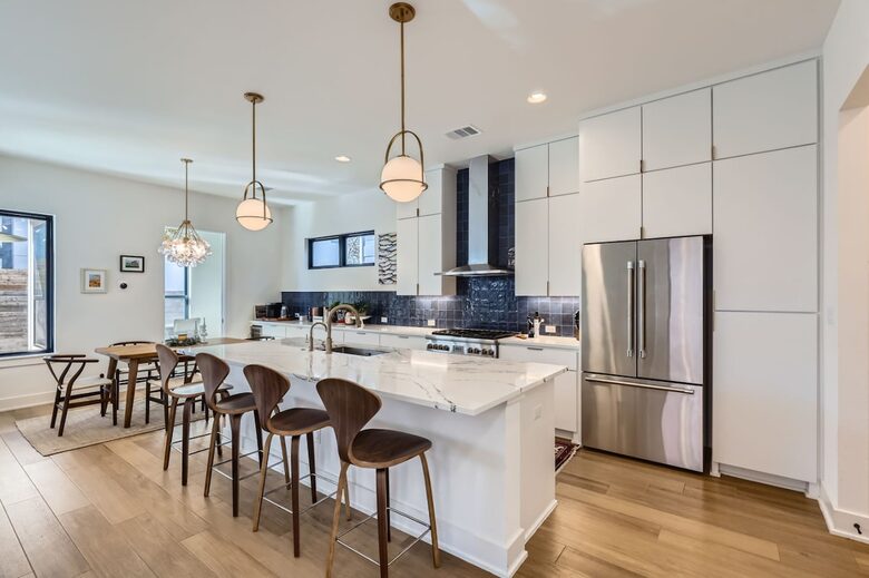 Ivory Farmhouse: Modern Comfort in Historic Georgetown - Georgetown, Texas