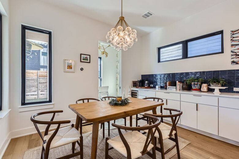 Ivory Farmhouse: Modern Comfort in Historic Georgetown - Georgetown, Texas