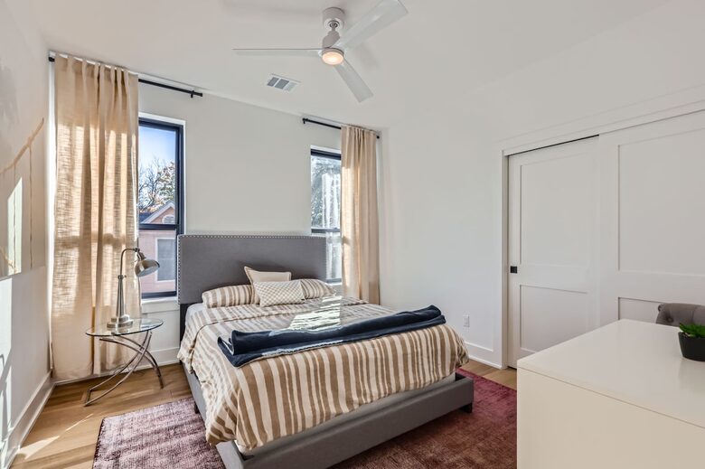 Ivory Farmhouse: Modern Comfort in Historic Georgetown - Georgetown, Texas