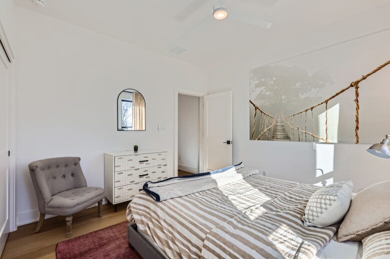 Ivory Farmhouse: Modern Comfort in Historic Georgetown - Georgetown, Texas