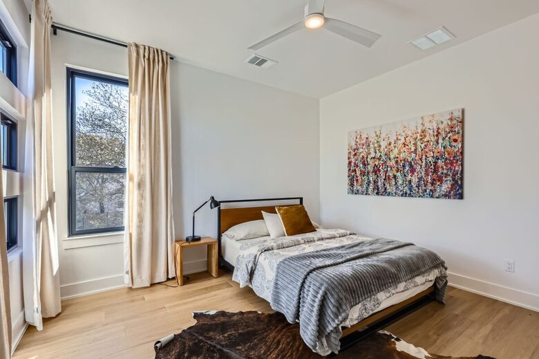 Ivory Farmhouse: Modern Comfort in Historic Georgetown - Georgetown, Texas