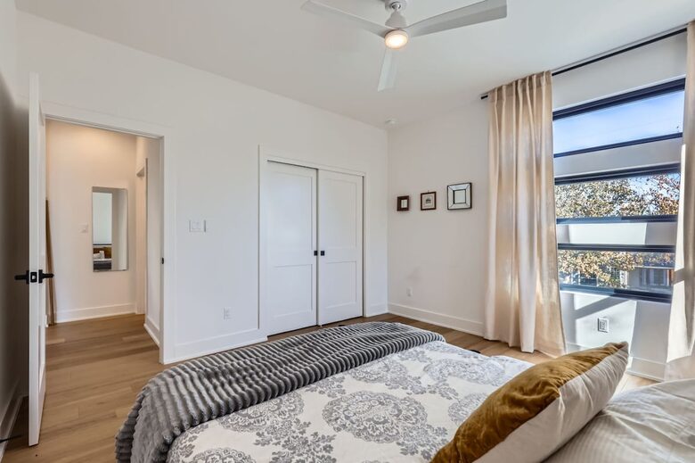 Ivory Farmhouse: Modern Comfort in Historic Georgetown - Georgetown, Texas