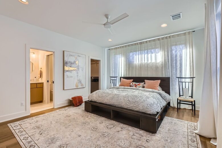 Ivory Farmhouse: Modern Comfort in Historic Georgetown - Georgetown, Texas