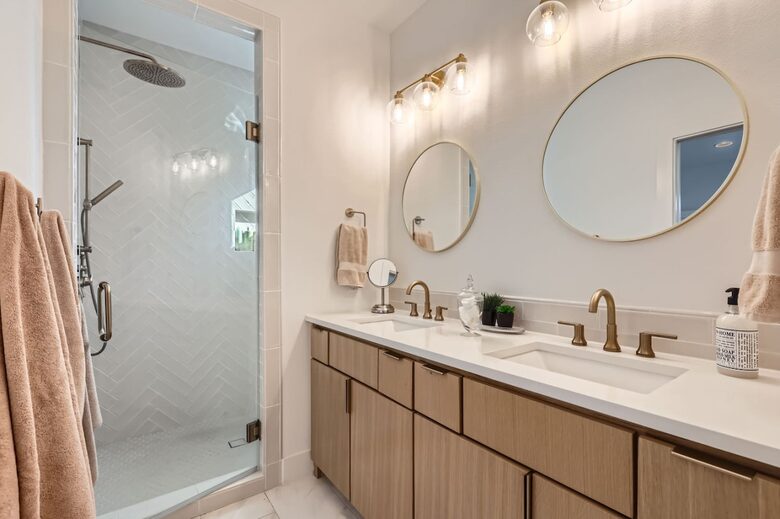 Ivory Farmhouse: Modern Comfort in Historic Georgetown - Georgetown, Texas