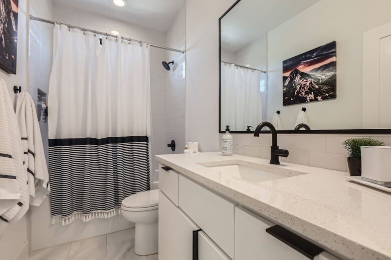 Ivory Farmhouse: Modern Comfort in Historic Georgetown - Georgetown, Texas