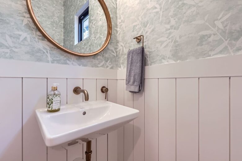 Ivory Farmhouse: Modern Comfort in Historic Georgetown - Georgetown, Texas
