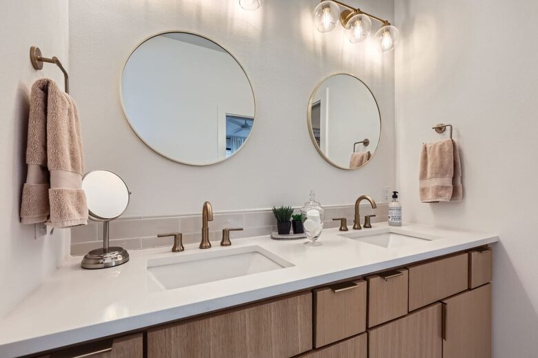 Ivory Farmhouse: Modern Comfort in Historic Georgetown - Georgetown, Texas