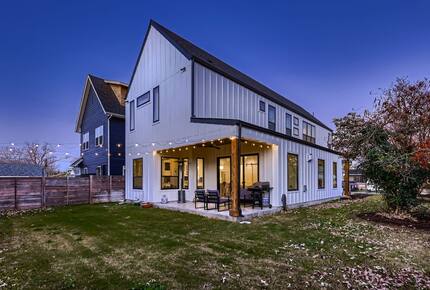 Ivory Farmhouse: Modern Comfort in Historic Georgetown - Georgetown, Texas