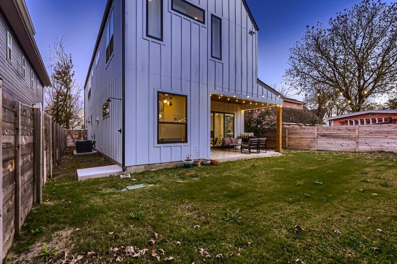 Ivory Farmhouse: Modern Comfort in Historic Georgetown - Georgetown, Texas