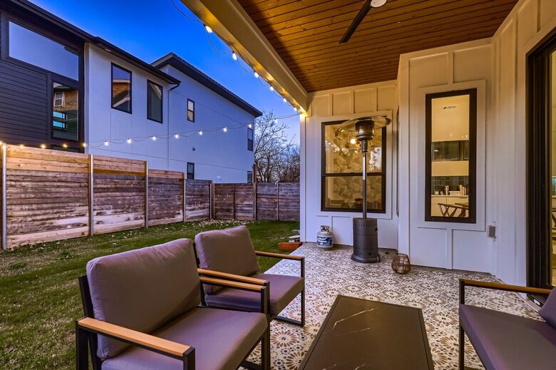 Ivory Farmhouse: Modern Comfort in Historic Georgetown - Georgetown, Texas