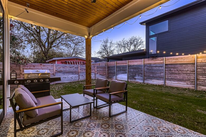 Ivory Farmhouse: Modern Comfort in Historic Georgetown - Georgetown, Texas