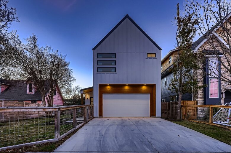 Ivory Farmhouse: Modern Comfort in Historic Georgetown - Georgetown, Texas