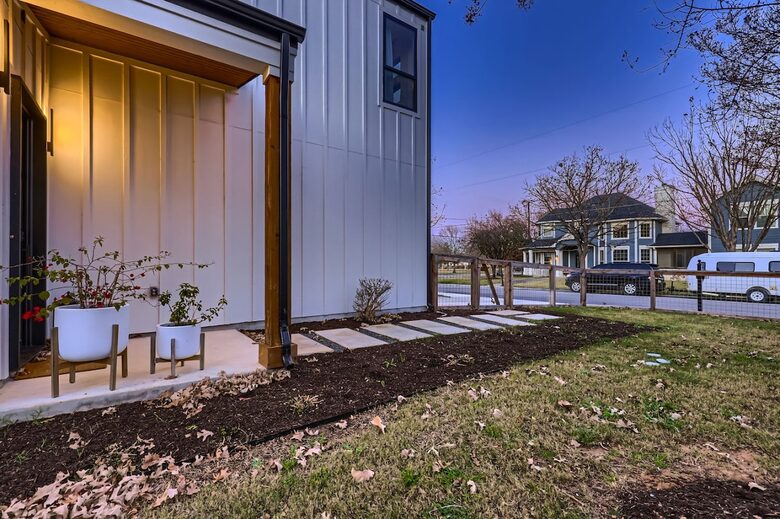 Ivory Farmhouse: Modern Comfort in Historic Georgetown - Georgetown, Texas