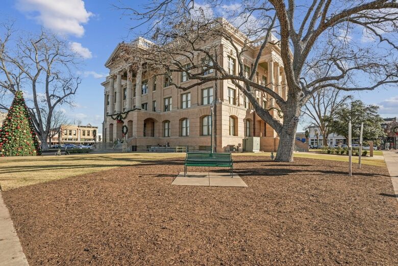 Ivory Farmhouse: Modern Comfort in Historic Georgetown - Georgetown, Texas