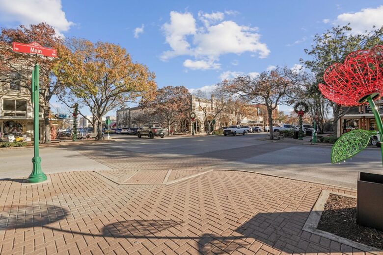 Ivory Farmhouse: Modern Comfort in Historic Georgetown - Georgetown, Texas