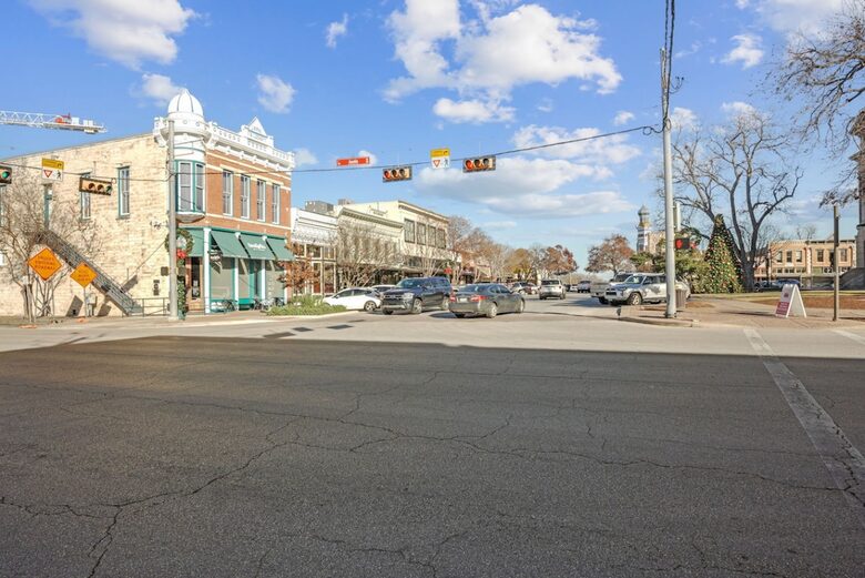 Ivory Farmhouse: Modern Comfort in Historic Georgetown - Georgetown, Texas
