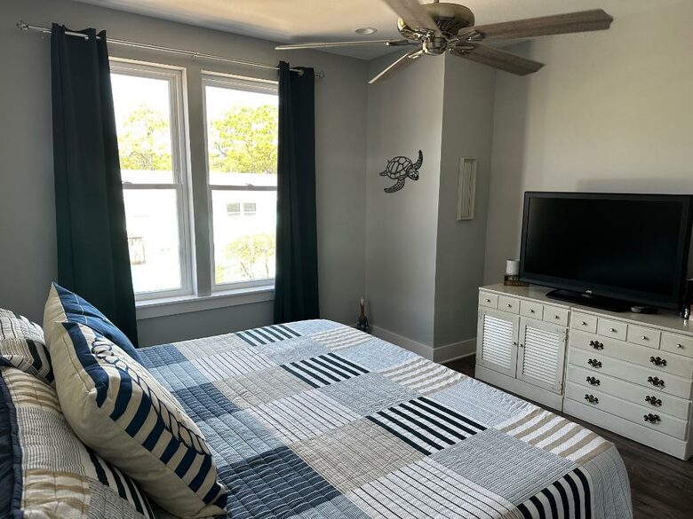 Fourth Bedroom (Shared Bathroom)