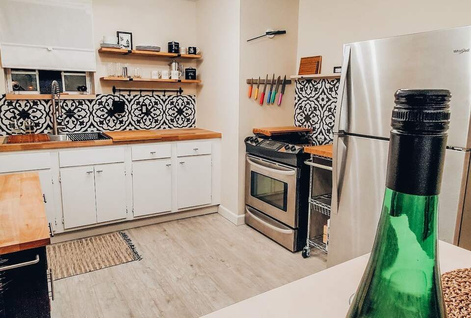 Bright & Stylish Apartment in a Walkable Neighborhood - Charleston, South Carolina