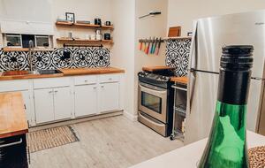 Bright & Stylish Apartment in a Walkable Neighborhood - Charleston, South Carolina