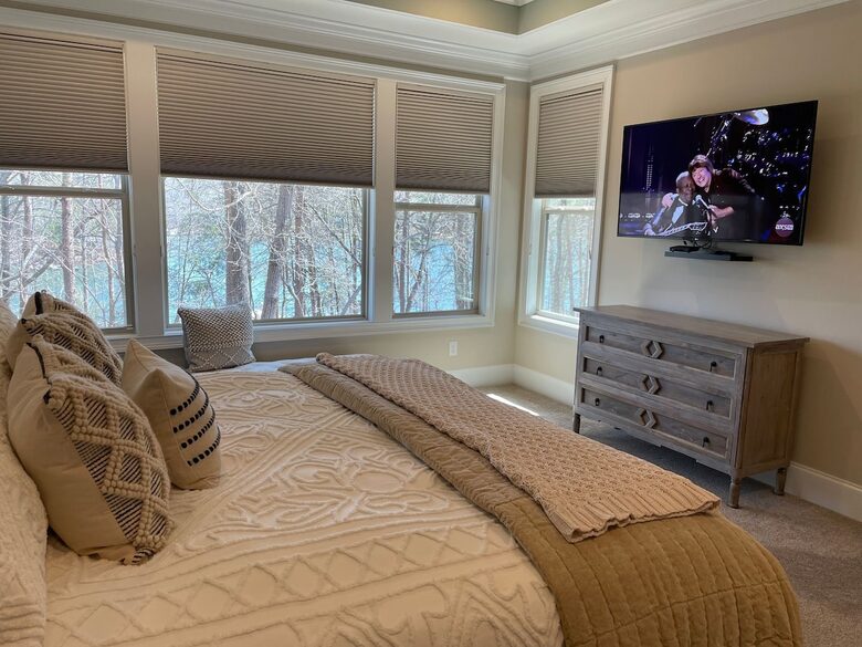 Elegant Lakefront Escape with Private Double Dock - Gainesville, Georgia
