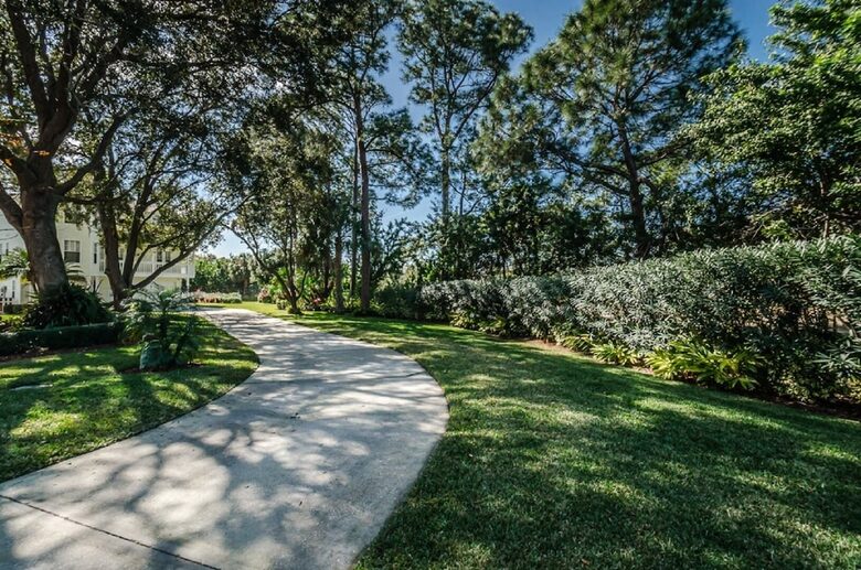 Elegant Palm Harbor Escape with Poolside Serenity - Palm Harbor, Florida