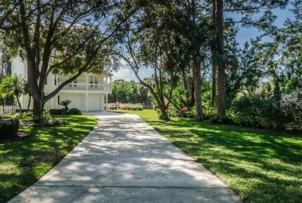 Elegant Palm Harbor Escape with Poolside Serenity - Palm Harbor, Florida