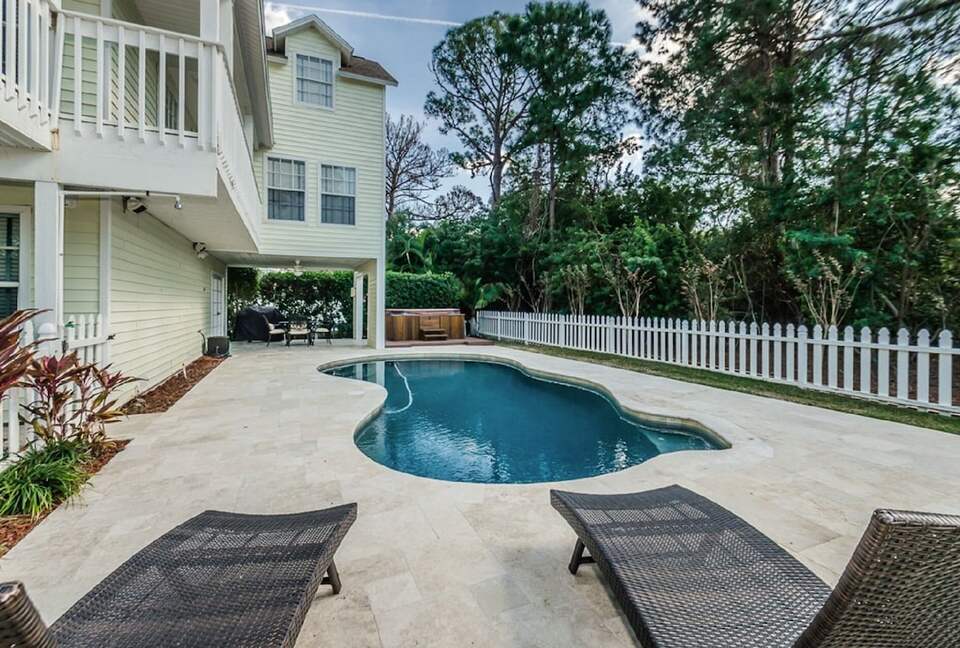 Elegant Palm Harbor Escape with Poolside Serenity - Palm Harbor, Florida