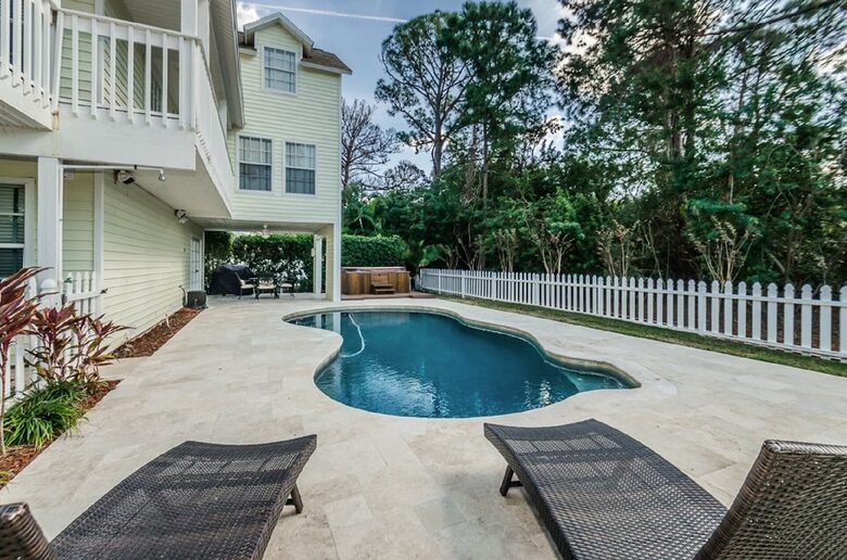 Elegant Palm Harbor Escape with Poolside Serenity - Palm Harbor, Florida