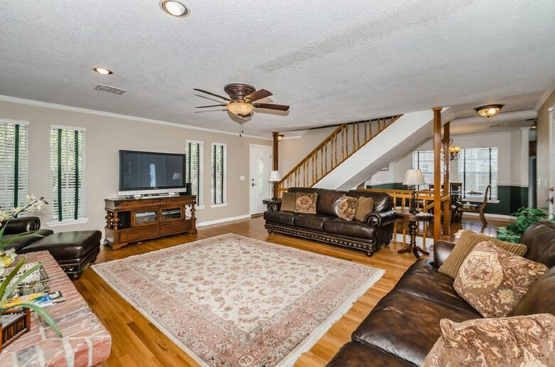 Elegant Palm Harbor Escape with Poolside Serenity - Palm Harbor, Florida