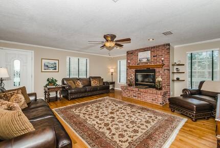 Elegant Palm Harbor Escape with Poolside Serenity - Palm Harbor, Florida
