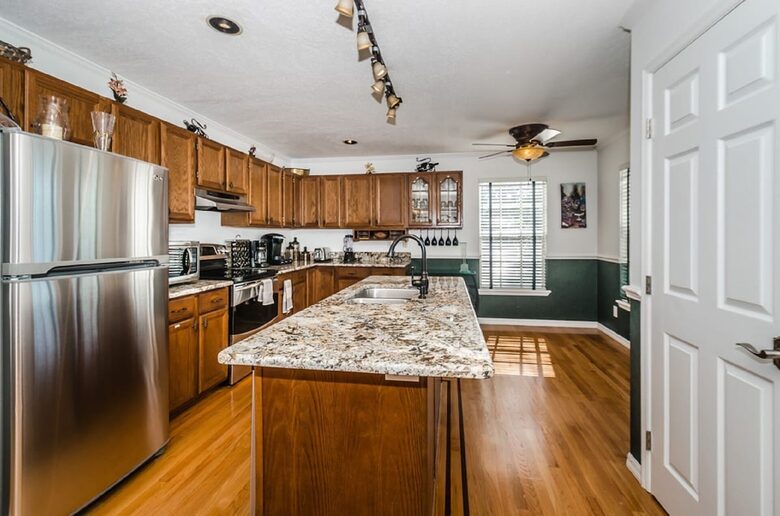 Elegant Palm Harbor Escape with Poolside Serenity - Palm Harbor, Florida