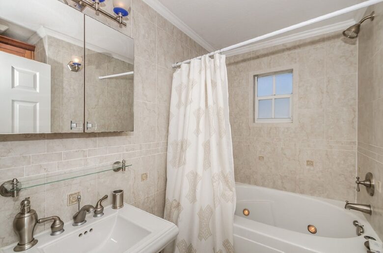 Elegant Palm Harbor Escape with Poolside Serenity - Palm Harbor, Florida