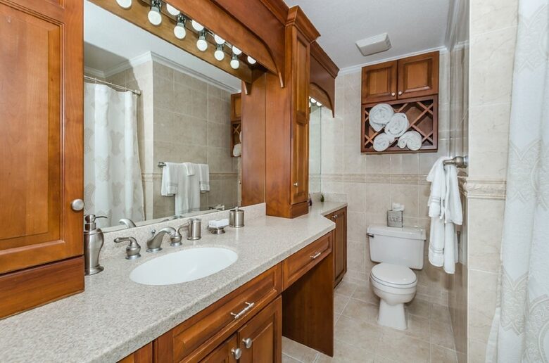 Elegant Palm Harbor Escape with Poolside Serenity - Palm Harbor, Florida