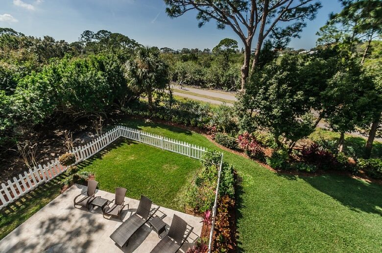 Elegant Palm Harbor Escape with Poolside Serenity - Palm Harbor, Florida
