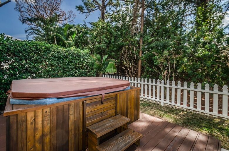 Elegant Palm Harbor Escape with Poolside Serenity - Palm Harbor, Florida