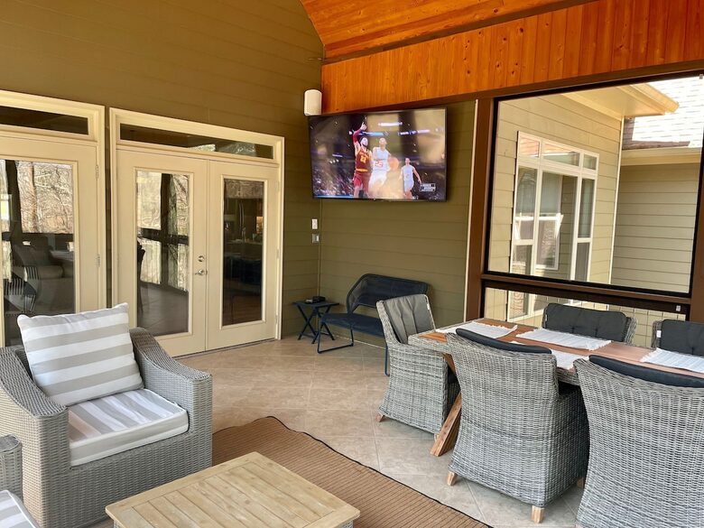 Elegant Lakefront Escape with Private Double Dock - Gainesville, Georgia