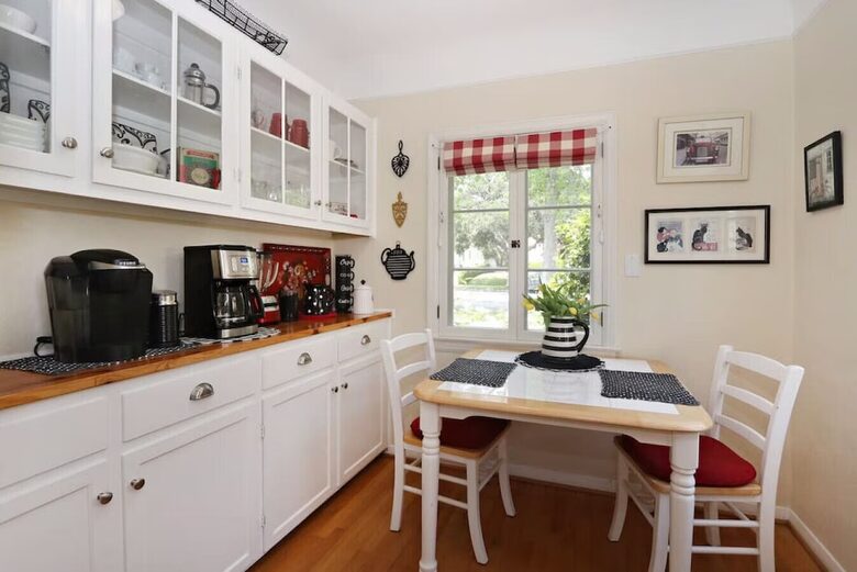 Pasadena English Cottage with Mountain Views - Pasadena, California