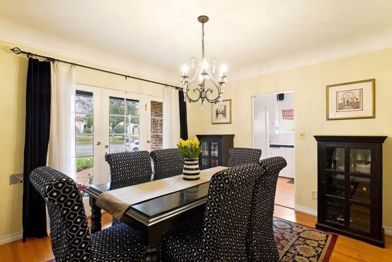 Pasadena English Cottage with Mountain Views - Pasadena, California