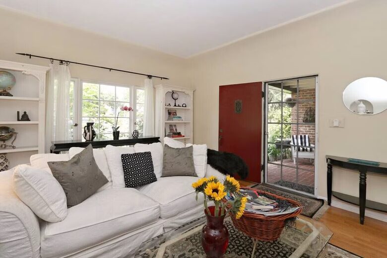 Pasadena English Cottage with Mountain Views - Pasadena, California