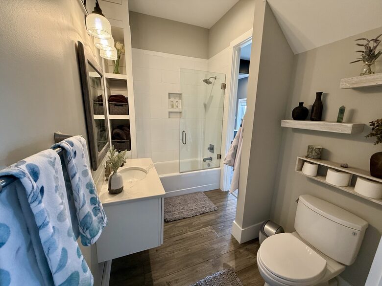 Jack and Jill Bathroom - Tub & Shower