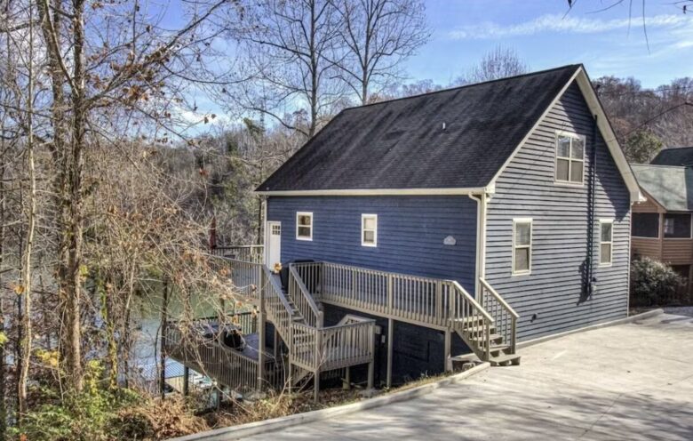 Tranquil Lakefront Escape with Private Dock & Hot Tub - Speedwell, Tennessee