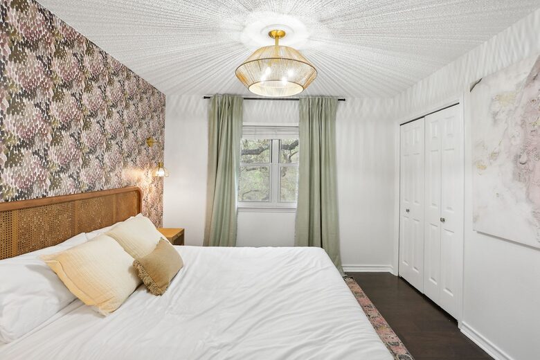 Castle Hills Escape | Spacious, Stylish & Made for Entertaining - San Antonio, Texas