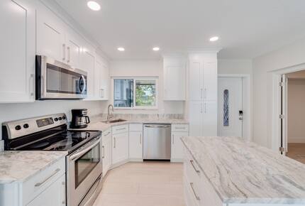 Seaside Comfort Steps from Fort Myers Beach - Fort Myers Beach, Florida