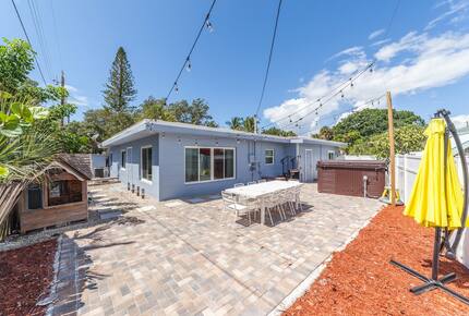 Seaside Comfort Steps from Fort Myers Beach - Fort Myers Beach, Florida