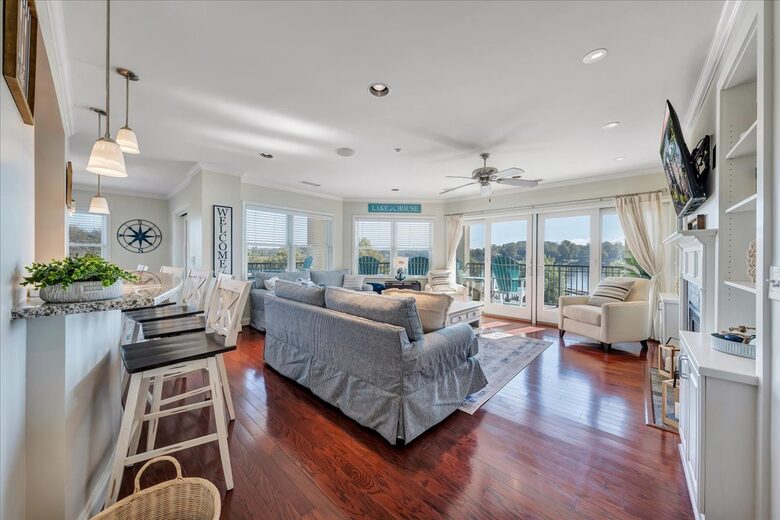 Relaxed Living with Sweeping Lake Views - Moneta, Virginia